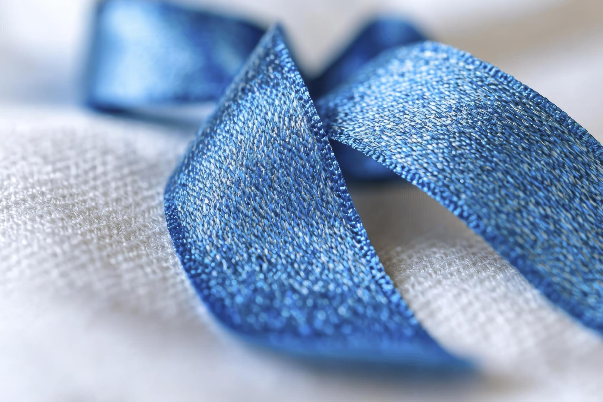 Dettaglio di punto satin su tessuto blu